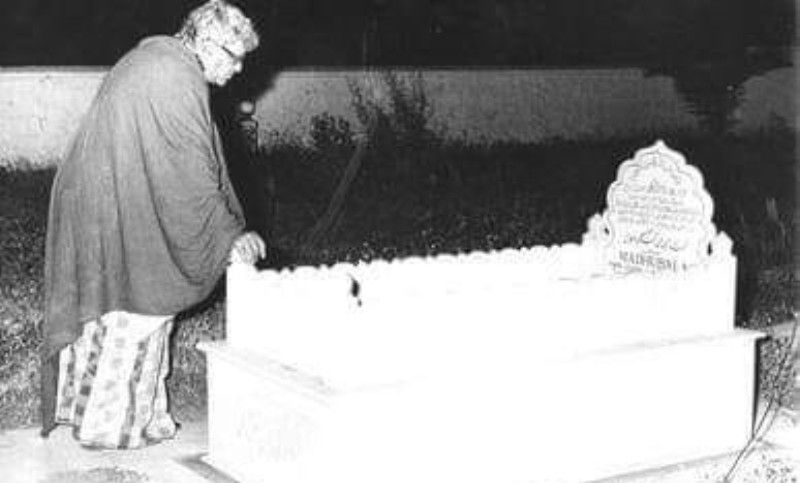 Prithviraj Kapoor at Madhubala’s Grave in 1969