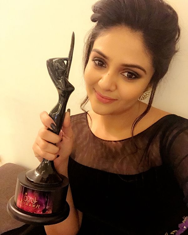 Sreemukhi Posing With Her Award