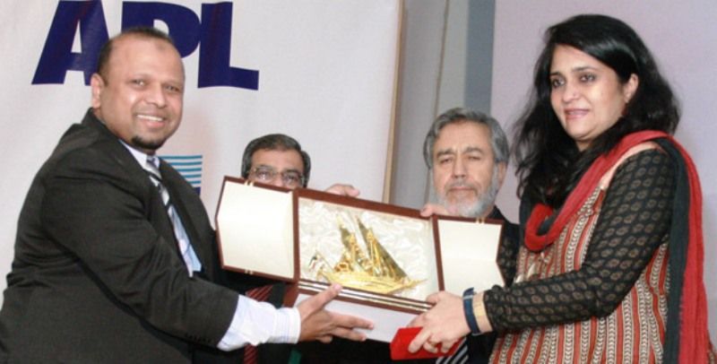 Teesta Setalvad receiving Kuwait Muslim Award