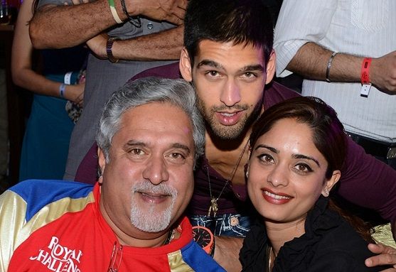 Vijay Mallya mit Pinky Lalwani und Siddharth Mallya