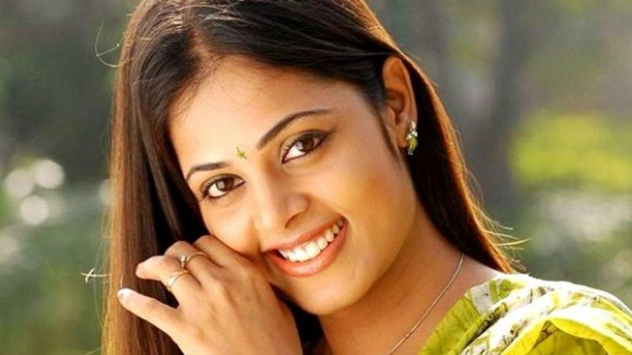 Sindhu Menon (Actress) Height, Weight, Age, Husband, Biography & More »  StarsUnfolded