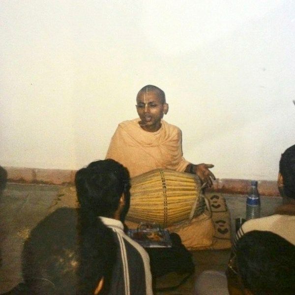 Gaur Gopal Das while leading a few engineering students in a mantra chant (kirtan) in 1996