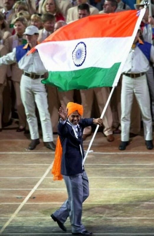 Leander Paes holding the Indian flag at the opening ceremony of the Sydney Olympics