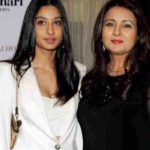 Poonam Dhillon With Her Daughter