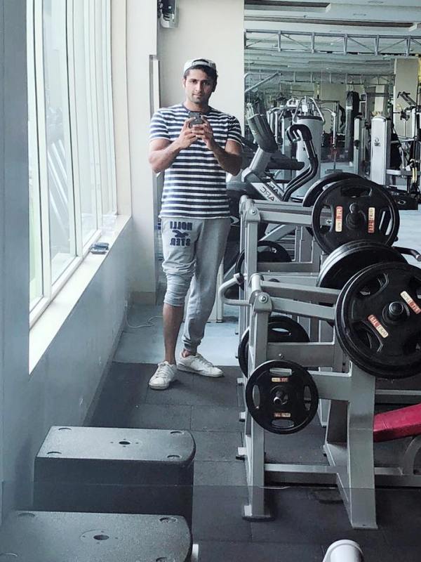 Vaibhav Tatwawadi clicking picture in the gym