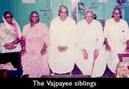 Atal Bihari Vajpayee With His Brothers And Sisters
