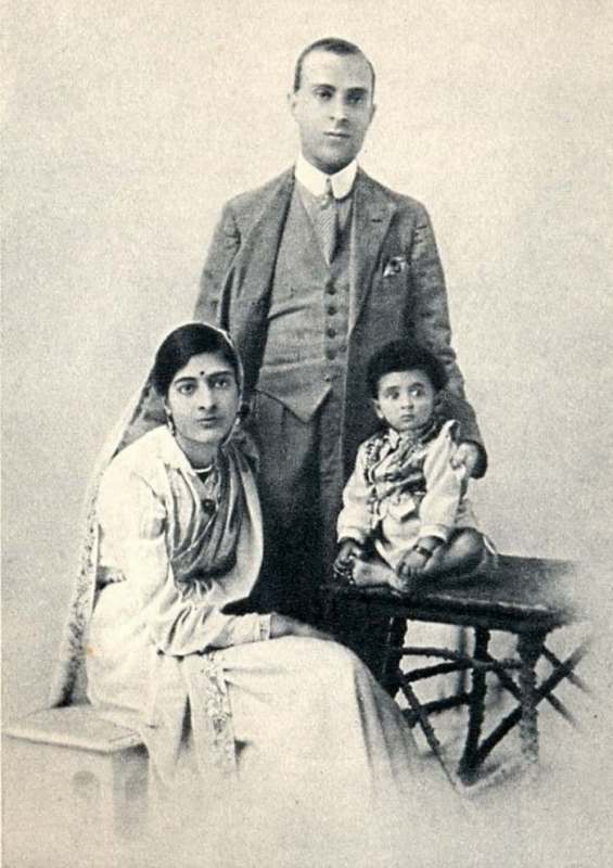 Jawaharlal Nehru With His Wife and Daughter