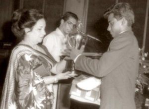 Sanath Jayasuriya with Observer Schoolboy Cricketer of the Year Award