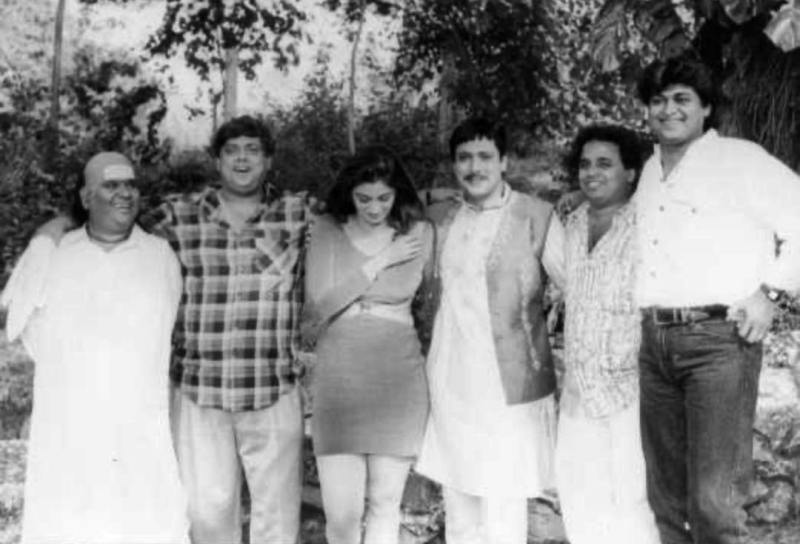 Satish Kaushik (extreme left) posing for a photo with the cast and crew of Sajan Chale Sasural