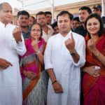 Ashok Gehlot With His Wife And Son