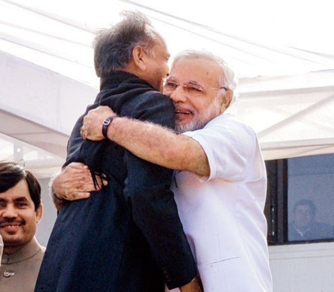 Narnedra Modi Hugging Ashok Gahlot During A Function In 2013