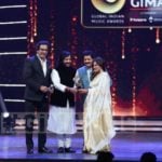 Roop Kumar Rathod receiving the best ghazal album GiMA2016 award for Zikr Tera