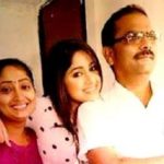 Pranali Ghoghare with her parents