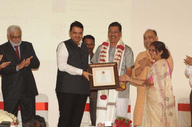 Vijay Barse Receiving Nagbhushan Award