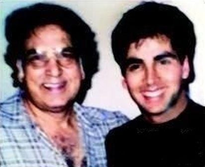 Simar Bhatia's maternal grandfather with son Akshay Kumar