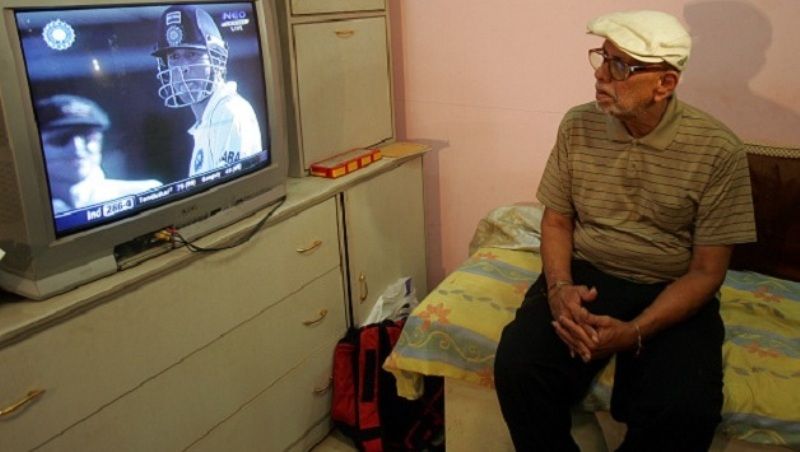 Ramakant Achrekar Watching Sachin Tendulkar Playing On Television