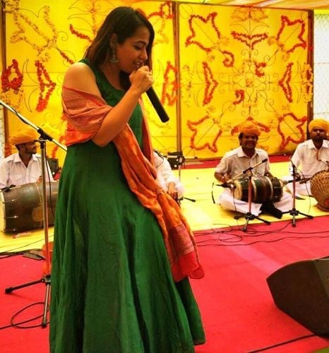 Ragini Tandan performing at a stage