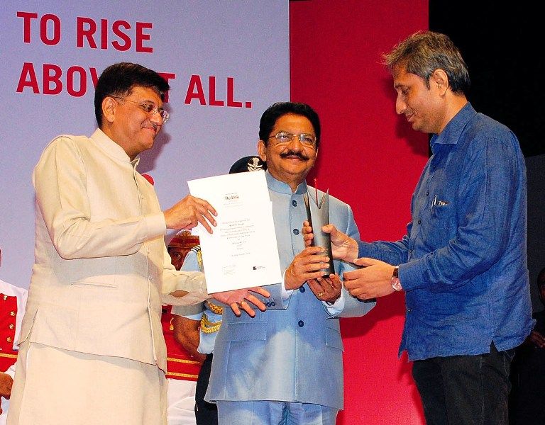 Ravish Kumar Getting The Best Journalist of The Year Award by Mumbai Press Club