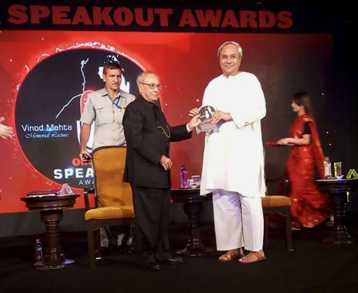 Naveen Patnaik Receiving The Best Administrator Of The Country Award By Pranab Mukherjee