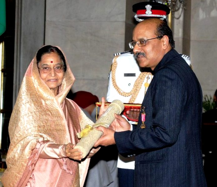 Shekhar Gupta Receiving The Padma Bhushan From The Former President Pratibha Patil