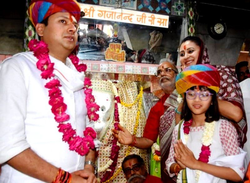 Vaibhav Gehlot In Ganapati Temple With His Wife And Daughter