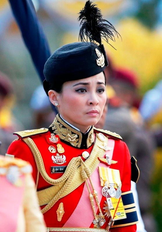 Suthida (Queen Of Thailand) Age, Husband, Family, Biography & More