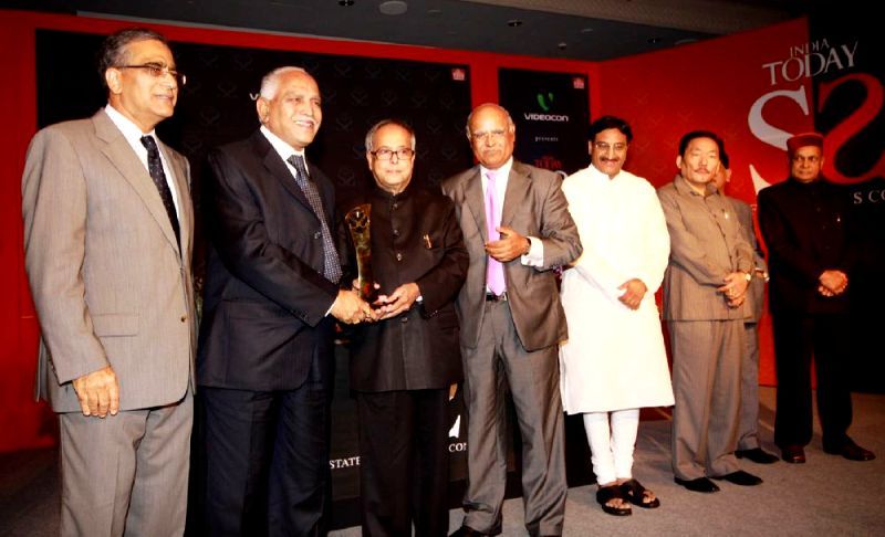 BS Yediyurappa Awarded The Fastest Mover Award By Pranab Mukherjee