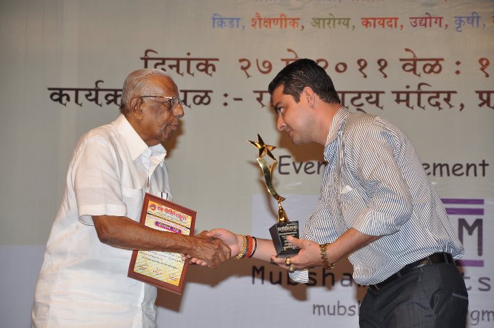 Hindustani Bhau with his Award