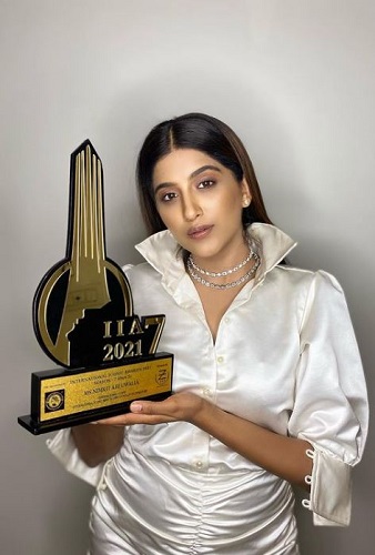 Nimrit Kaur Ahluwalia with her IIA award