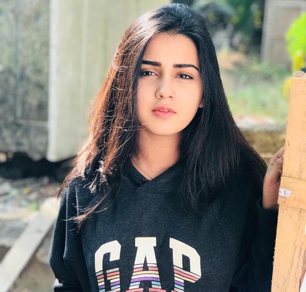 Roshni Walia Wiki, Age, Boyfriend, Family, Biography & More Â» StarsUnfolded