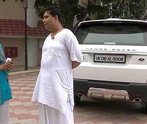 Acharya Balkrishna with his Range Rover (Behind)