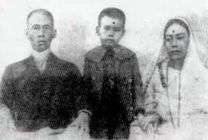 Childhood Picture of S. D. Burman With His Parents