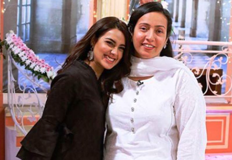Iqra Aziz with her mother
