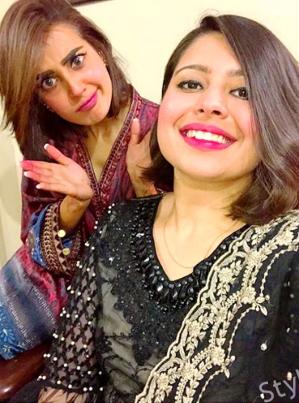 Iqra Aziz with her sister