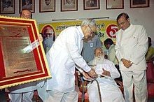 Nanaji Deshmukh receiving Dnyaneswar Award