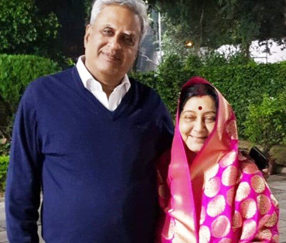 Swaraj Kaushal with his wife