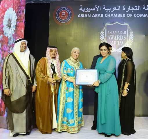 Amber Zaidi being honoured with Asian Arab Award