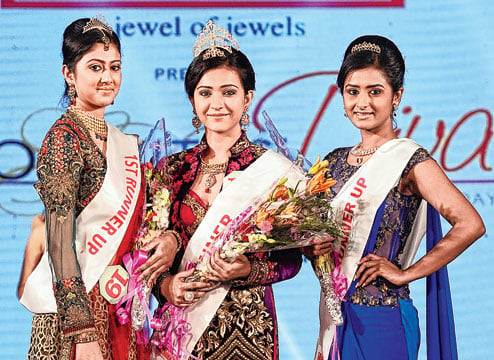 Koushani Mukherjee as the winner of P.C. Chandra Goldlites Diva 2015