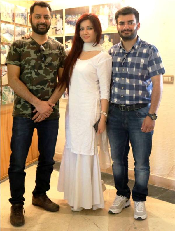 Rabi Pirzada with Her Brothers