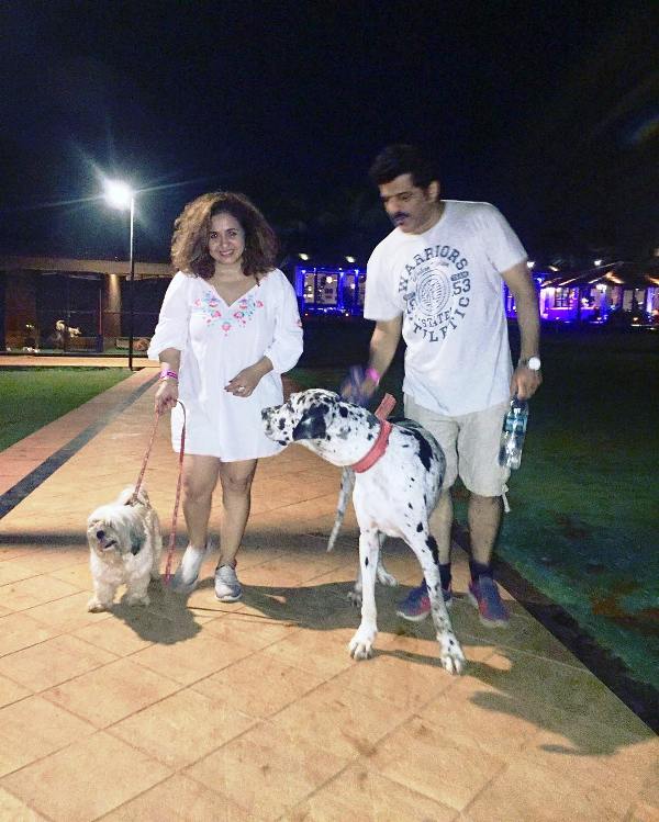 Vandana Sajnani and Her Husband with Their Pet Dogs