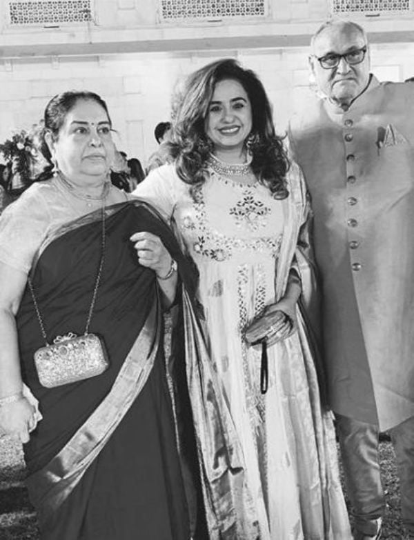 Vandana Sajnani with Her Parents