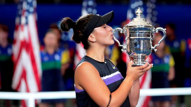Bianca Andreescu with her US Open Trophy