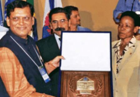 Bindeshwar Pathak Receiving UN Habitat Scroll of Honour Award