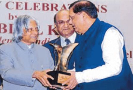 Bindeshwar Pathak Receiving the Good Corporate Citizen Award from APJ Abdul Kalam