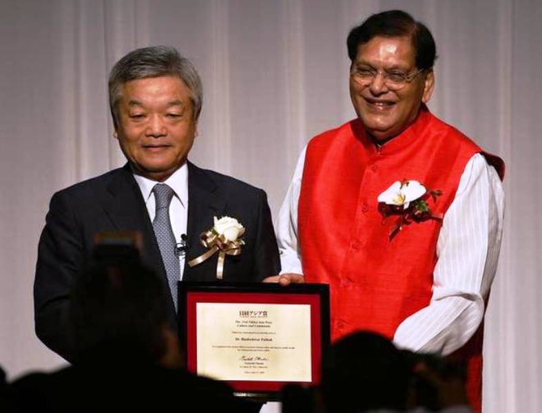 Bindeshwar Pathak Receiving the Nikkei Asia Prize