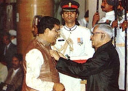 Bindeshwar Pathak Receiving the Padma Bhushan by the President of India R Venkataraman