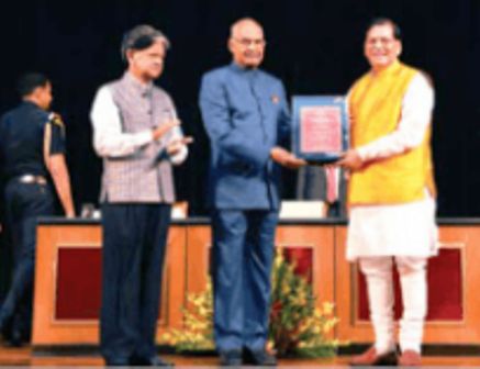 Bindeshwar Pathak Receiving the the Lal Bahadur Shashtri National Award for Excellence