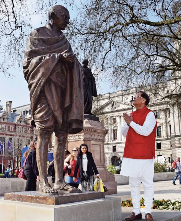 Dr Bindeshwar Pathak in front of a Statue of Mahatma Gandhi