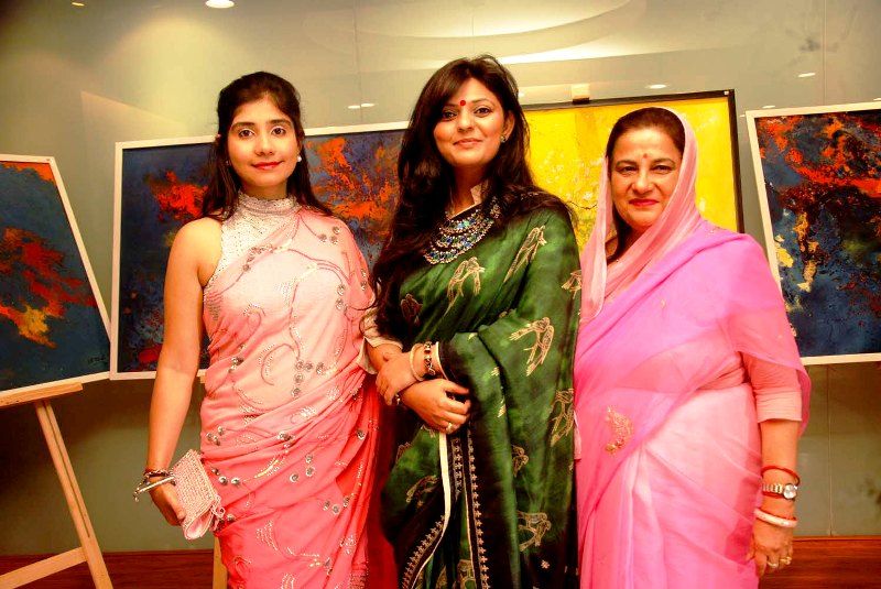 Rajkumari Ratna Singh (right) with her daughter Tanushree Singh (left)