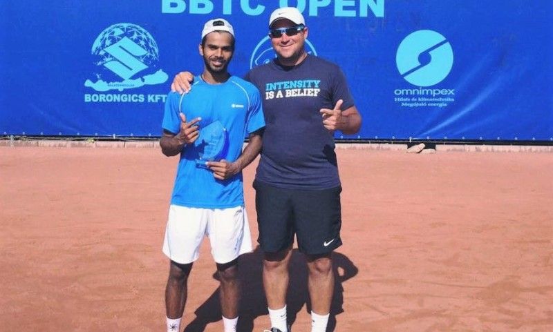 Sumi Nagal with his coach Mariano Delfino
